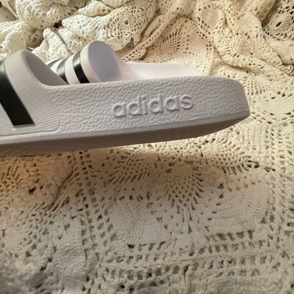 Size 10 white and blue Adidas sandals Synthetic upper
Slip-on
Round open toe - Picture 8 of 12